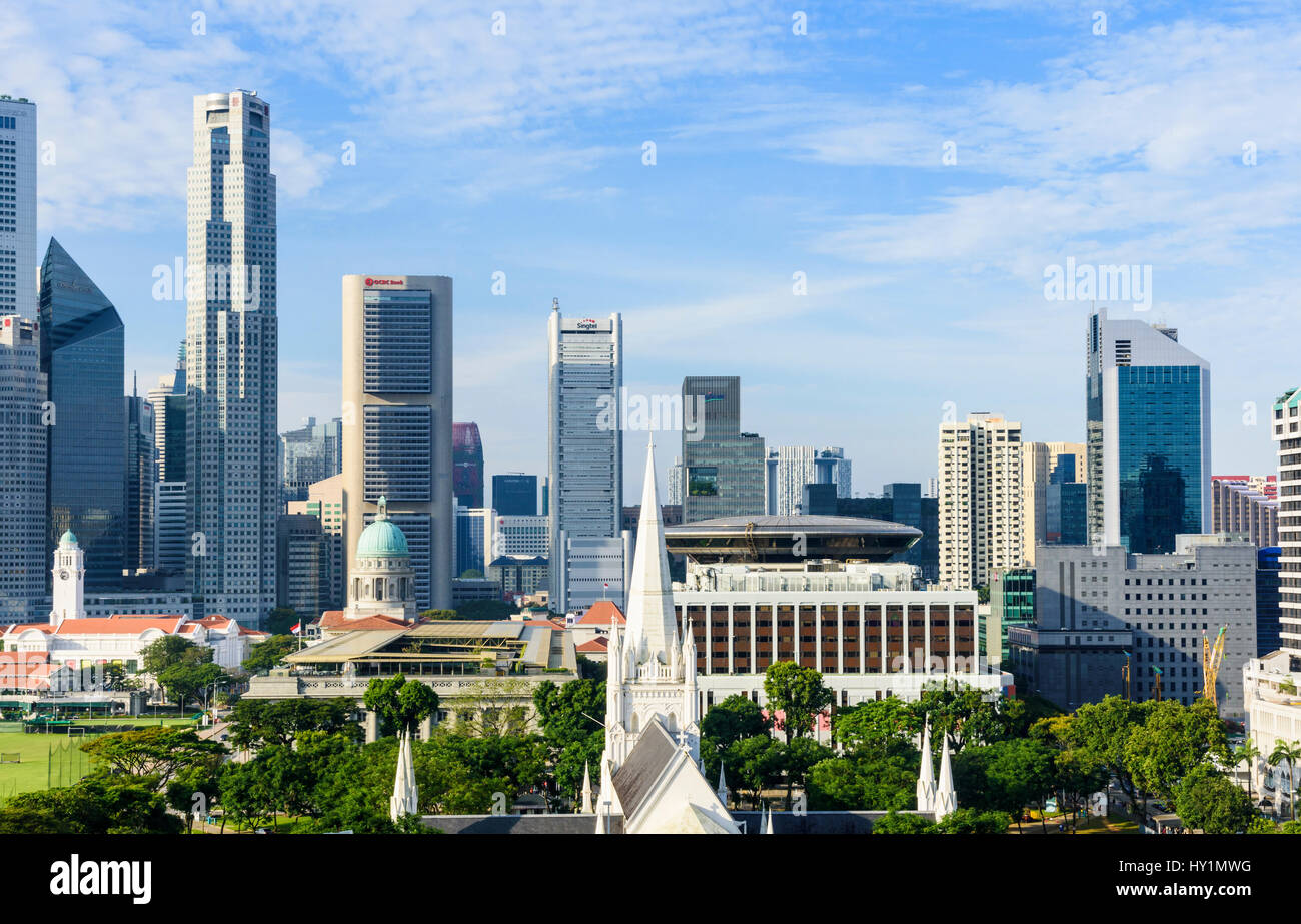 Singapore cityscape vedute di St Andrews cattedrale, Galleria Nazionale e la Corte Suprema verso i grattacieli del centro cittadino di core CBD Foto Stock
