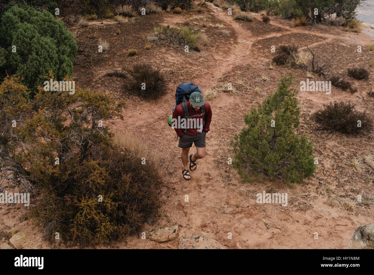 Con lo zaino in spalla attraverso il Parco Nazionale di Canyonlands nel sud dello Utah. Foto Stock