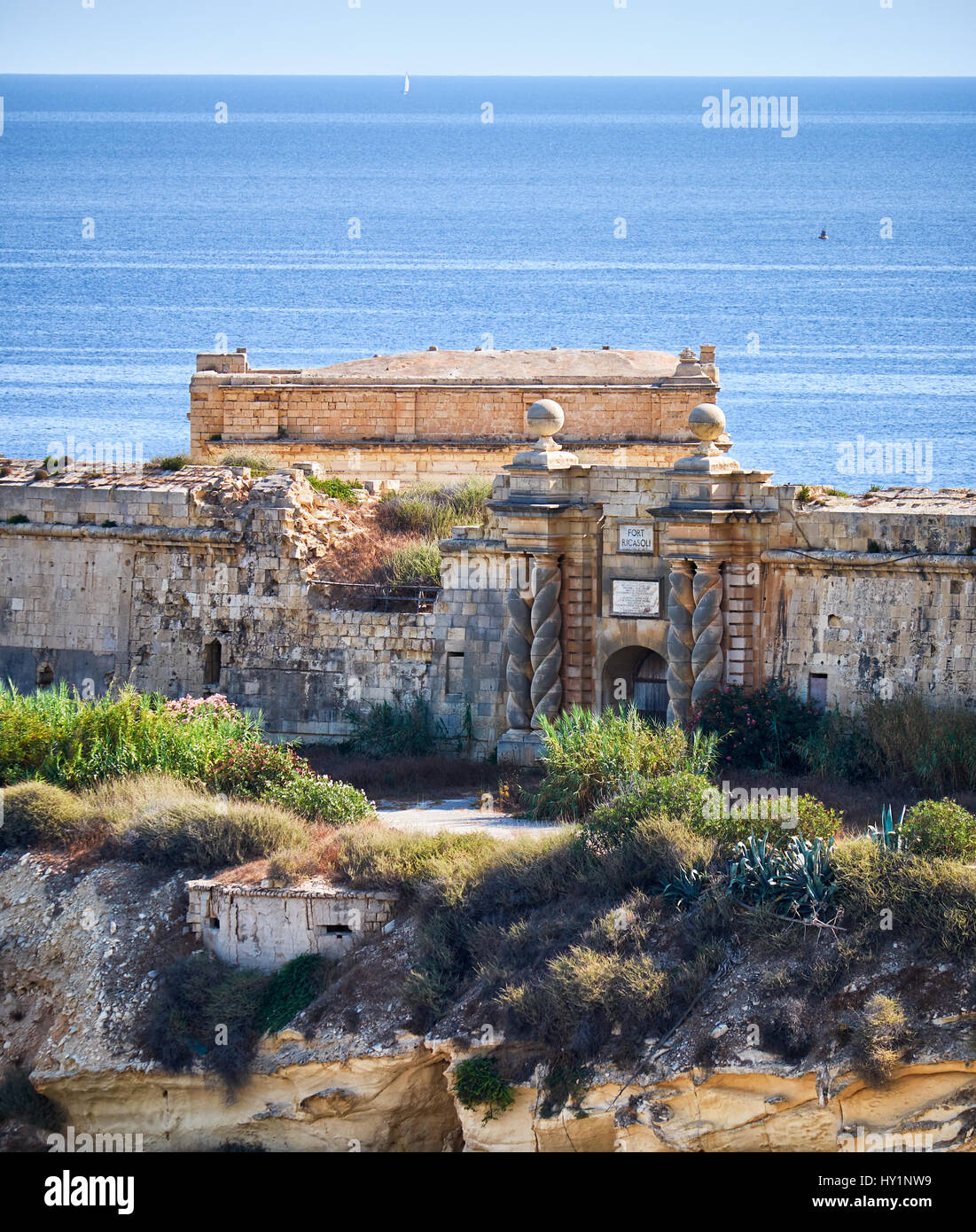 La porta sud del Fort Ricasoli con il famoso trecce formano le colonne come visto da Kalkara sopra la baia di Rinella, Kalkara, Malta. Foto Stock