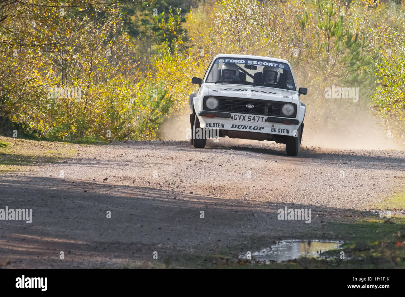 Aldershot, Regno Unito - 3 Novembre 2012: Ford Escort RS a velocità sul padiglione del palco di MSA Tempest Rally vicino a Aldershot, Regno Unito Foto Stock