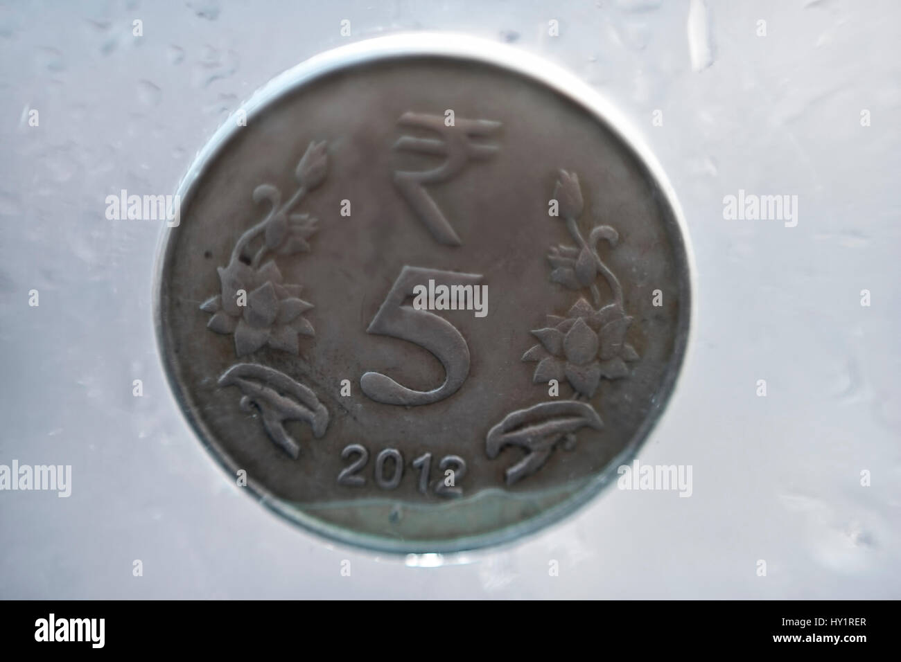 Indian cinque rupee coin in uno sfondo Foto Stock