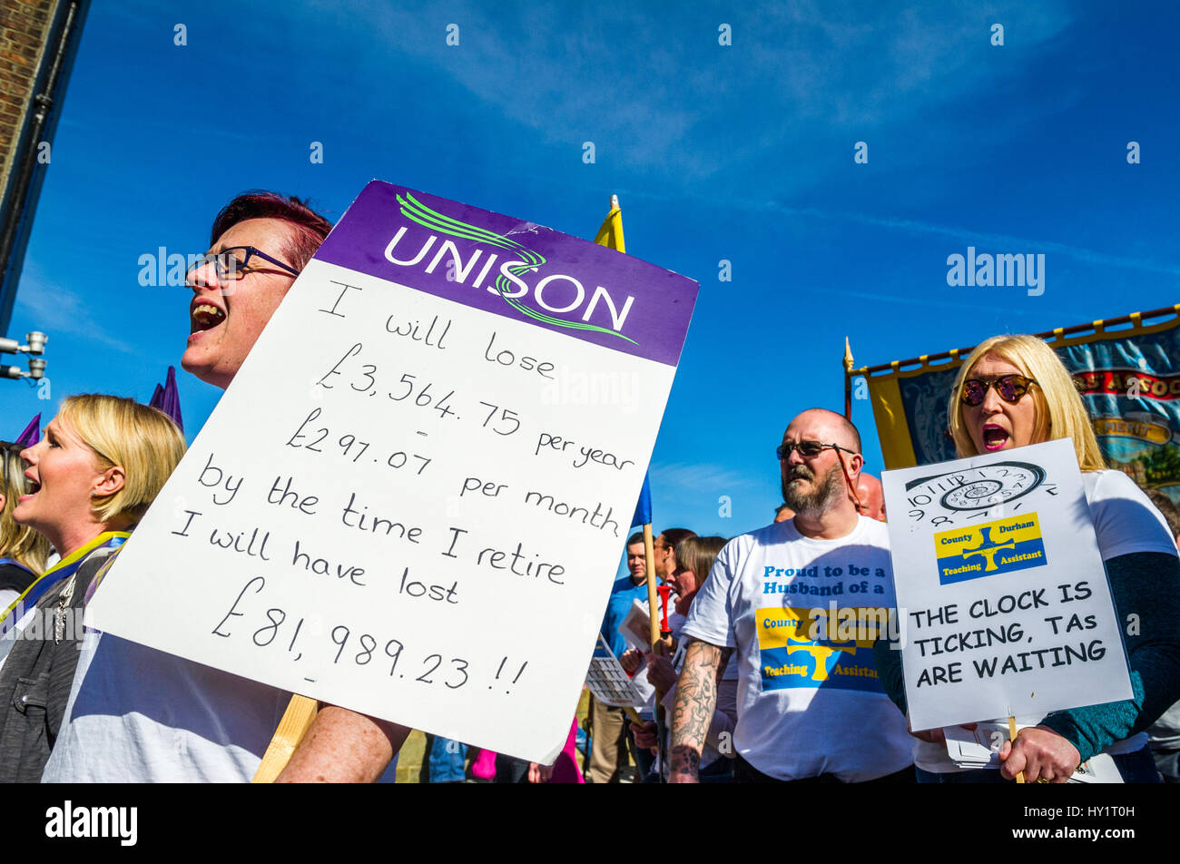 Assistenti didattici su una marcia di protesta attraverso Durham, protestando contro le modifiche ai loro contratti di lavoro. Foto Stock