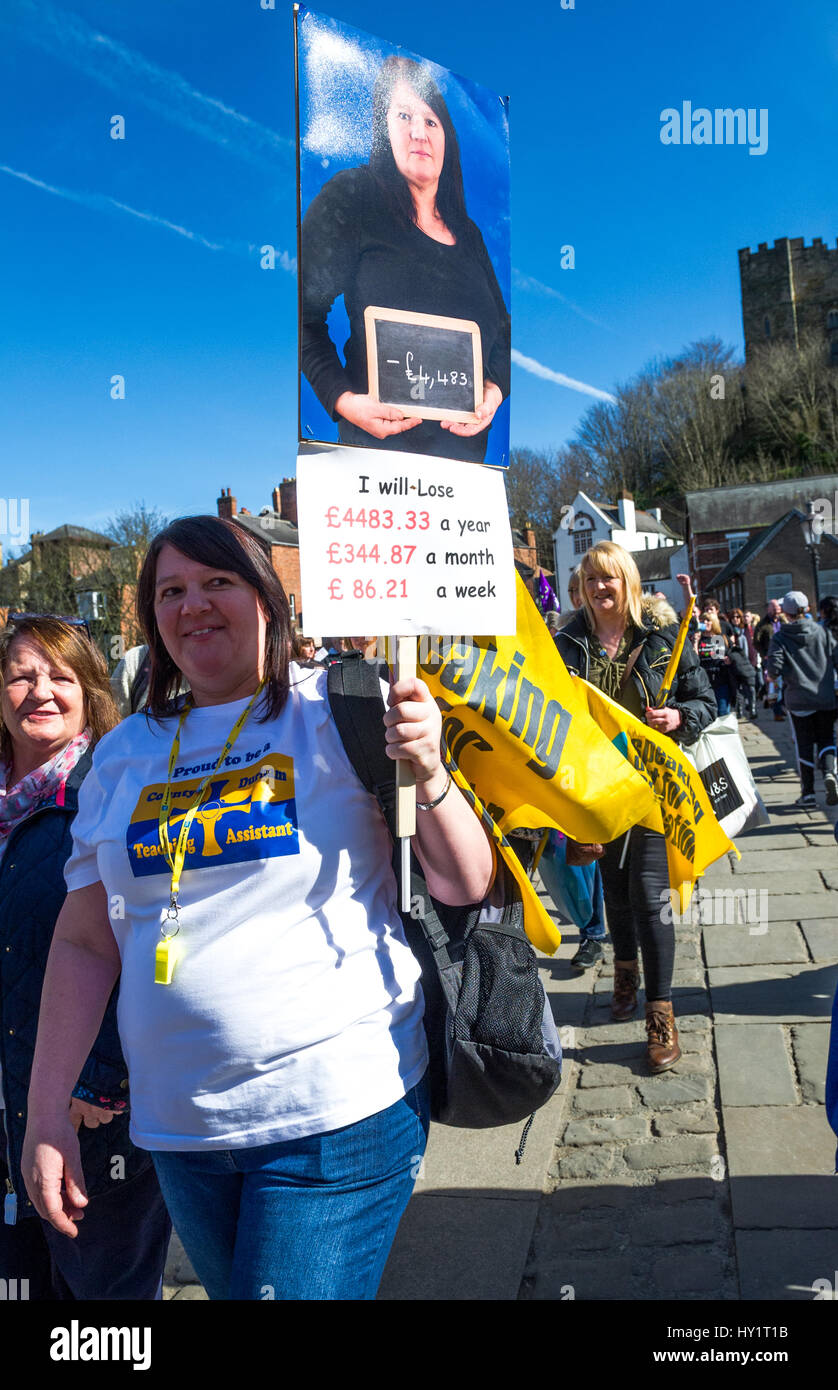 Assistenti didattici su una marcia di protesta attraverso Durham, protestando contro le modifiche ai loro contratti di lavoro. Foto Stock