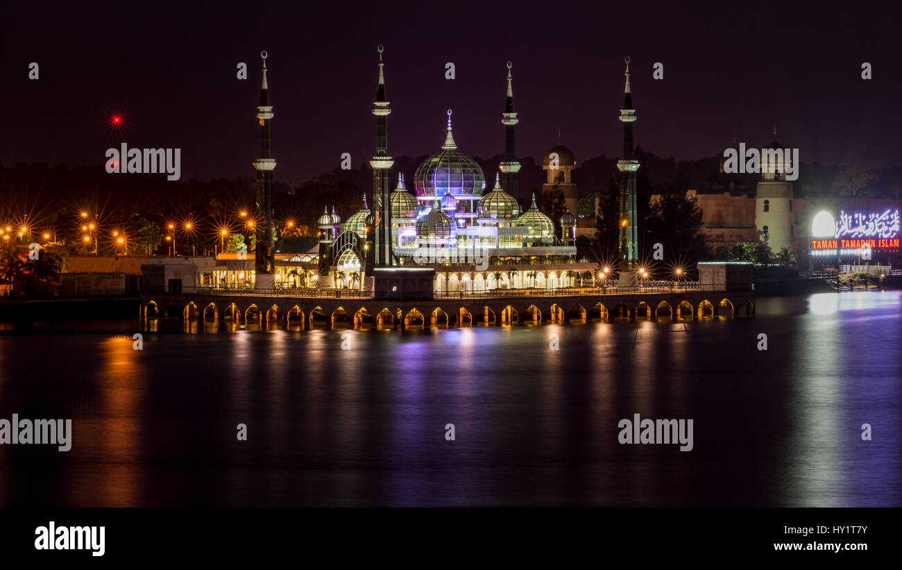 Un tempo di notte foto della splendida Moschea di cristallo (noto localmente come Masjid Kristal) a Kuala Terengganu, Malaysia. Foto Stock