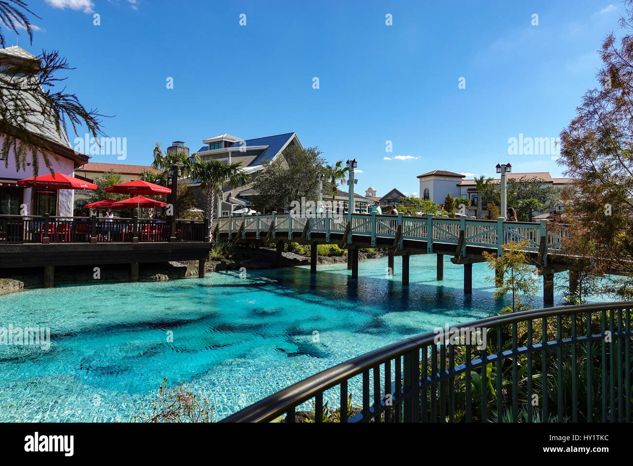 Ponte che attraversa il fiume in Disney Springs, in Florida Foto Stock