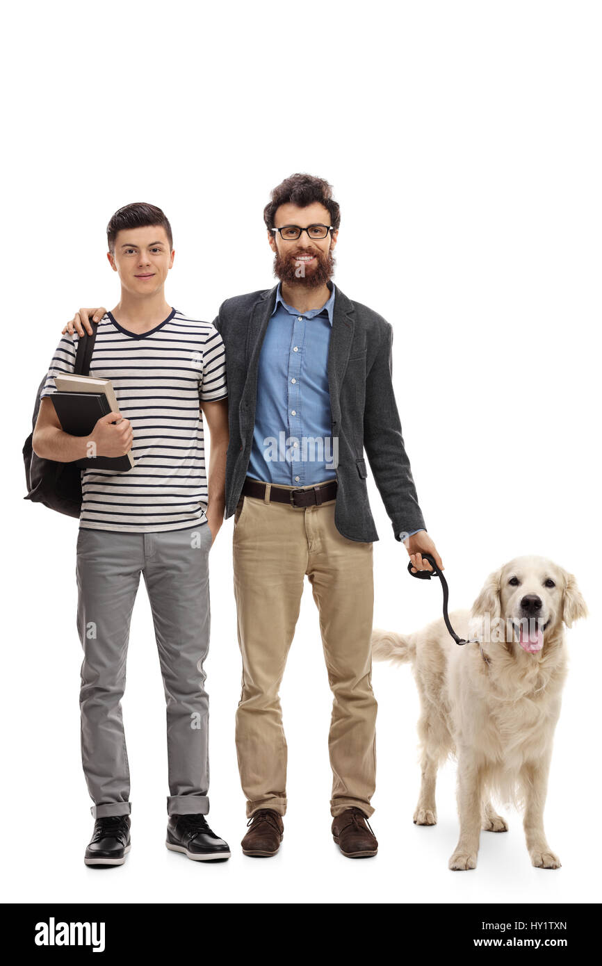 A piena lunghezza Ritratto di un figlio e un padre con un cane isolato su sfondo bianco Foto Stock