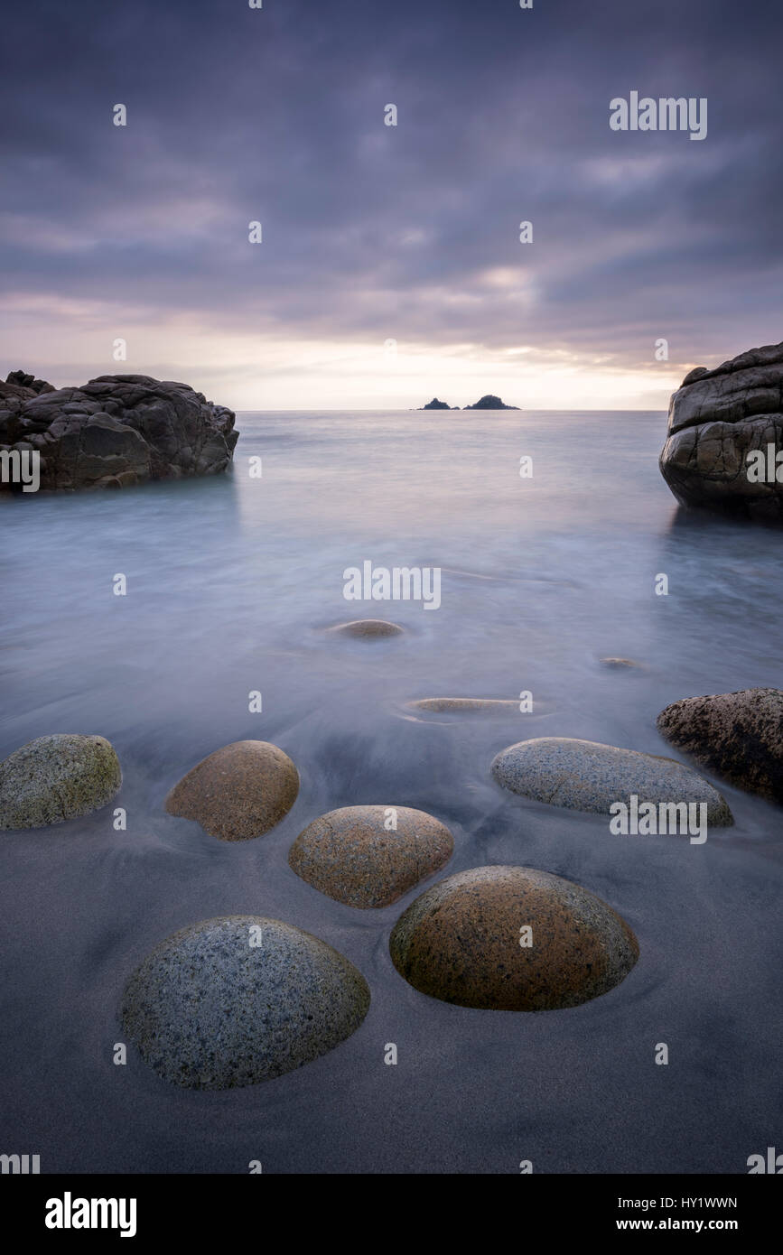 Porth Nanven beach, bassa marea e in tarda serata la luce, San Giusto, Cornwall, Regno Unito. Giugno . Foto Stock