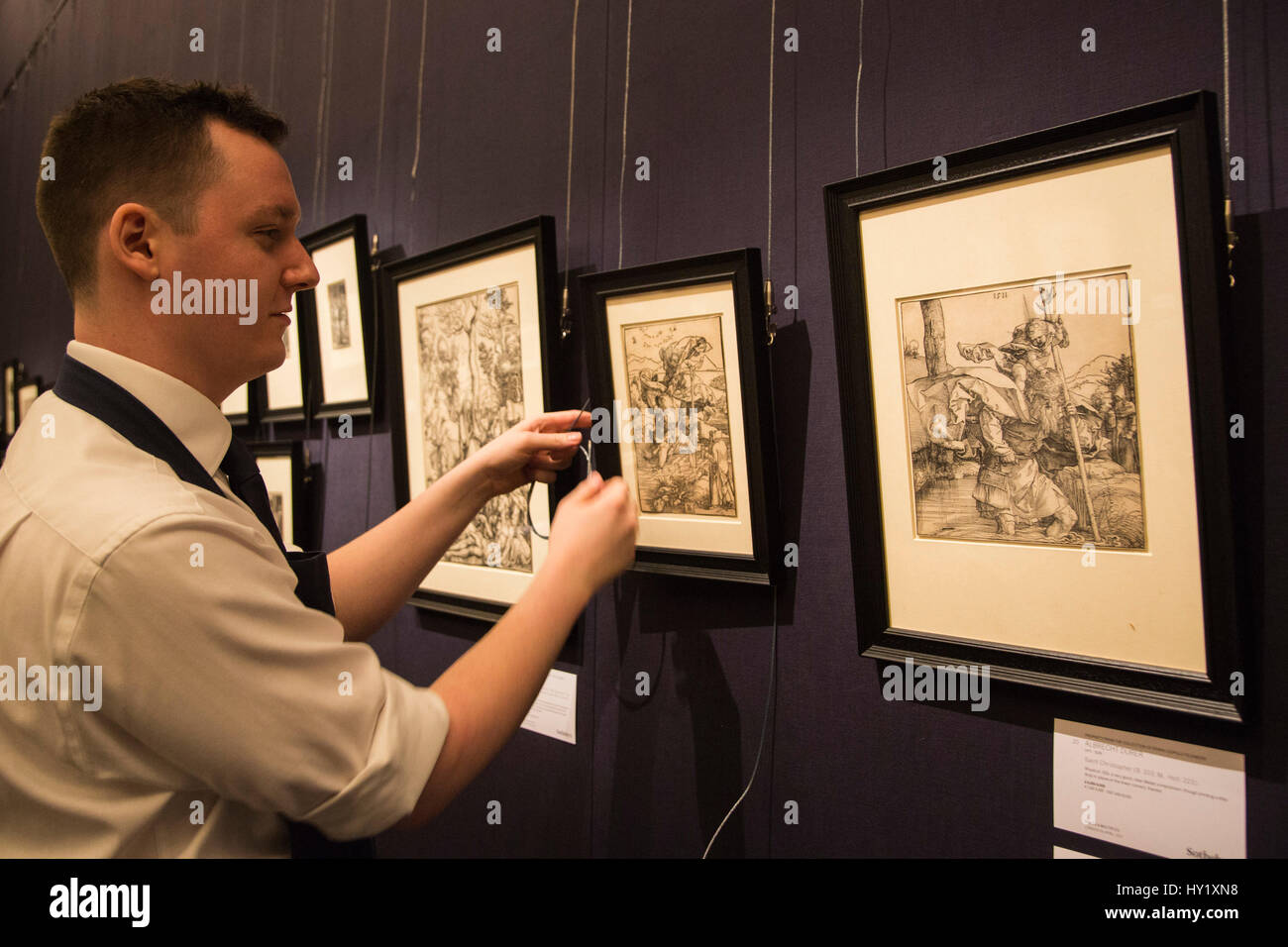 Londra, Regno Unito. Il 31 marzo 2017. Un Sotheby's tecnico con Albrecht Dürer stampe dalla collezione di Erwin Feldmeier Leopold. Casa d'aste Sotheby's è presente una anteprima della prossima stampe & vendita multipli che avrà luogo il 4 aprile 2017. Questo tipo di vendita copre 500 yearrs di incisione, offrendo un insieme di vecchio maestro, moderna e contemporanea e stampe. Foto Stock