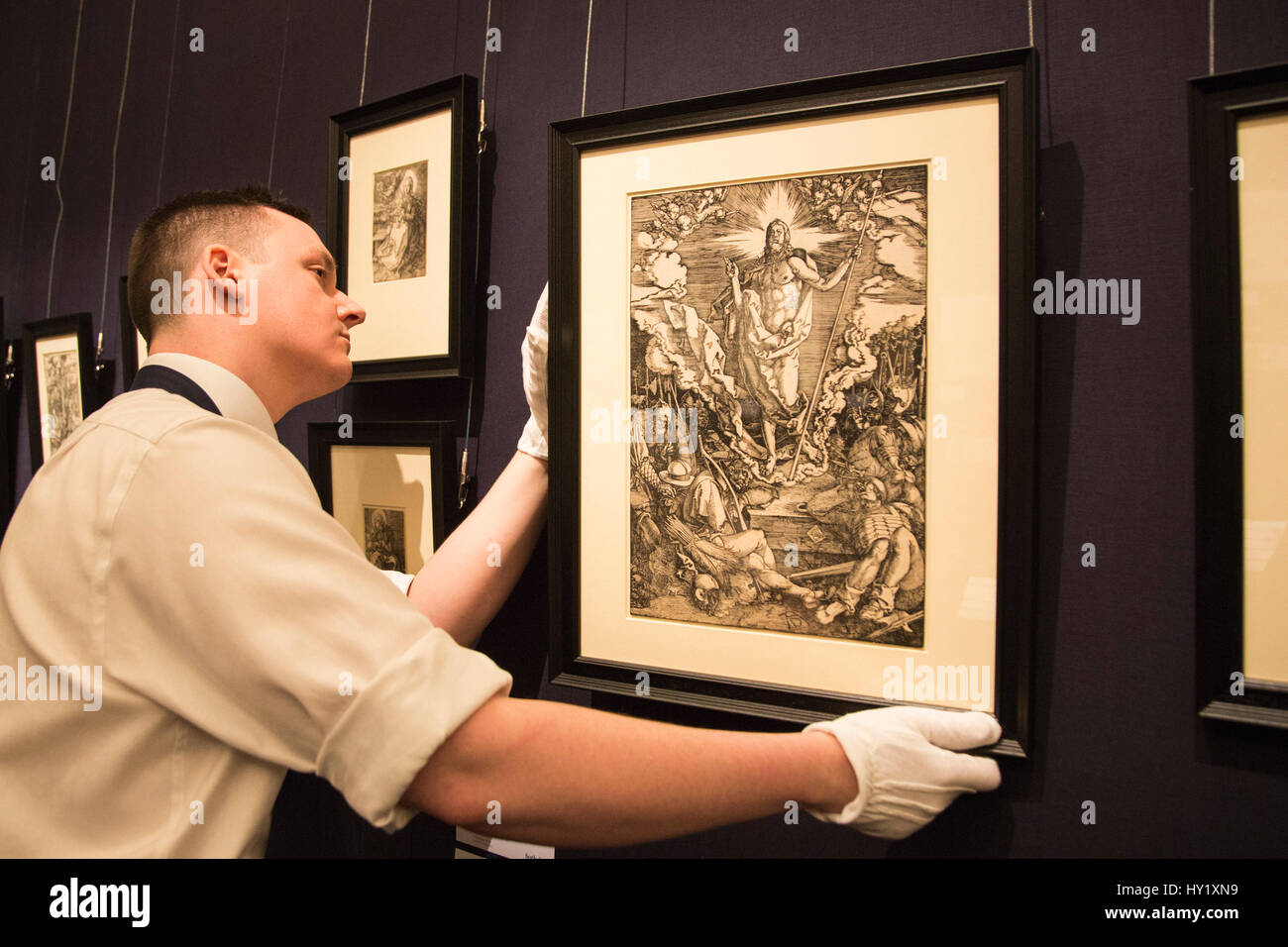 Londra, Regno Unito. Il 31 marzo 2017. Un Sotheby's tecnico con Albrecht Dürer stampe dalla collezione di Erwin Feldmeier Leopold. Casa d'aste Sotheby's è presente una anteprima della prossima stampe & vendita multipli che avrà luogo il 4 aprile 2017. Questo tipo di vendita copre 500 yearrs di incisione, offrendo un insieme di vecchio maestro, moderna e contemporanea e stampe. Foto Stock