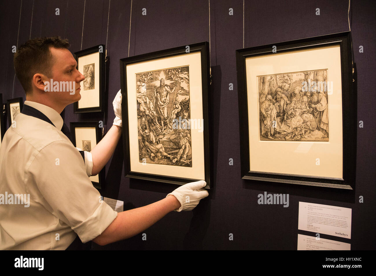 Londra, Regno Unito. Il 31 marzo 2017. Un Sotheby's tecnico con Albrecht Dürer stampe dalla collezione di Erwin Feldmeier Leopold. Casa d'aste Sotheby's è presente una anteprima della prossima stampe & vendita multipli che avrà luogo il 4 aprile 2017. Questo tipo di vendita copre 500 yearrs di incisione, offrendo un insieme di vecchio maestro, moderna e contemporanea e stampe. Foto Stock