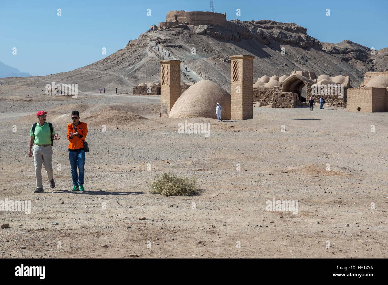 Serbatoio di acqua con vento catturatori sulla zona di Torre zoroastriana di silenzio (visto sullo sfondo), antico luogo di sepoltura in Yazd, Iran Foto Stock