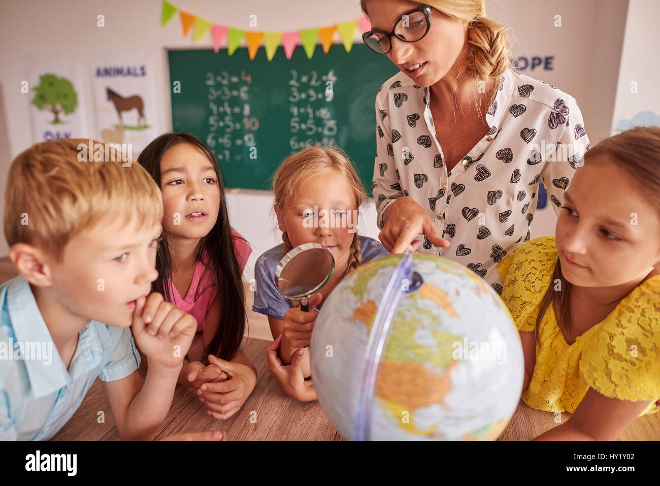 Gli alunni curiosi del mondo Foto Stock