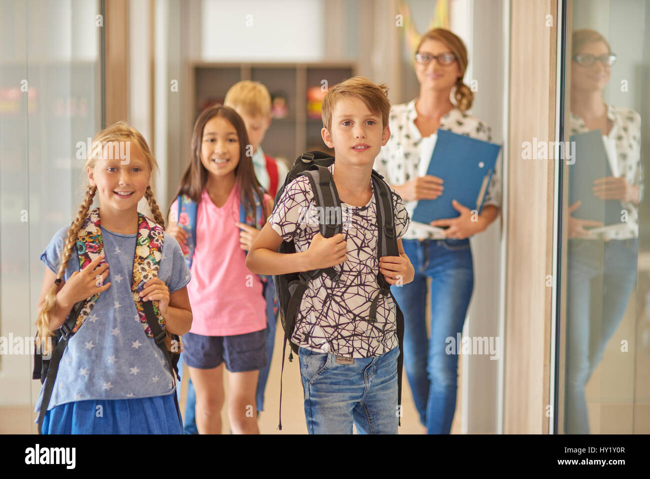 Gli alunni e gli insegnanti a piedi attraverso il corridoio Foto Stock