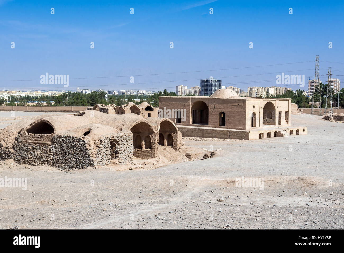 Resti di edifici rituale nella zona di Torre zoroastriana di silenzio, antico luogo di sepoltura in Yazd, capitale della provincia di Yazd in Iran Foto Stock
