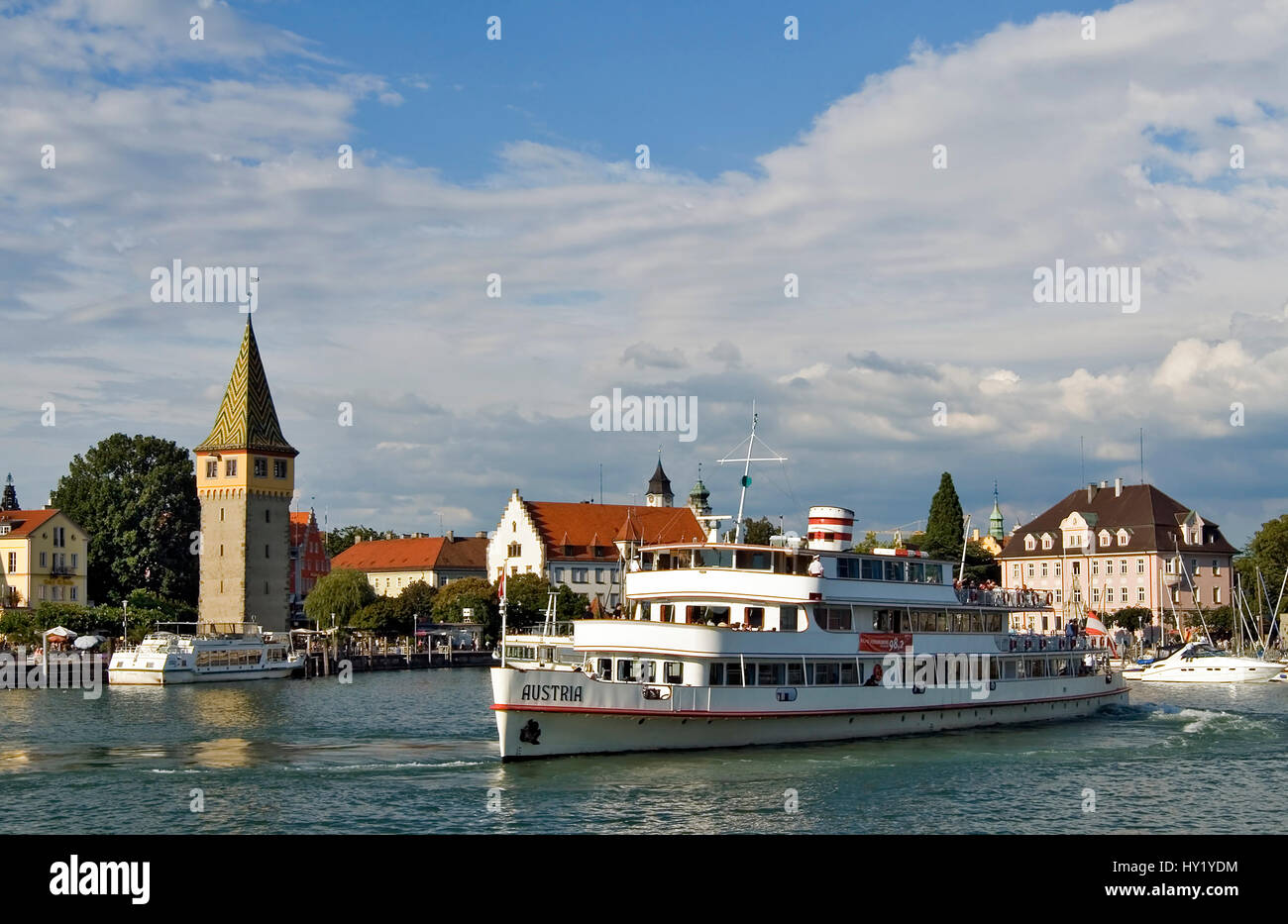 Questo stock foto mostra il famoso centro storico della città bavarese di Lindau, in Germania, con il porto in primo piano. Nella parte anteriore del Foto Stock