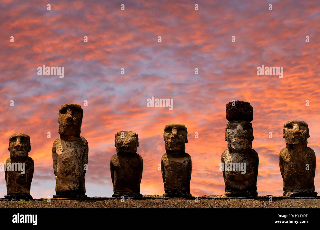 Questa immagine mostra 6 Moai statue a Ahu Tongariki sull'Isola di Pasqua Foto Stock