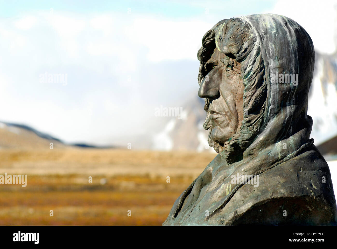Questo stock foto mostra una statua di Roald Amundsen nel remoto villaggio di Ny Alesund; Spitsbergen. Amundsen era un esploratore norvegese delle regioni polari Foto Stock