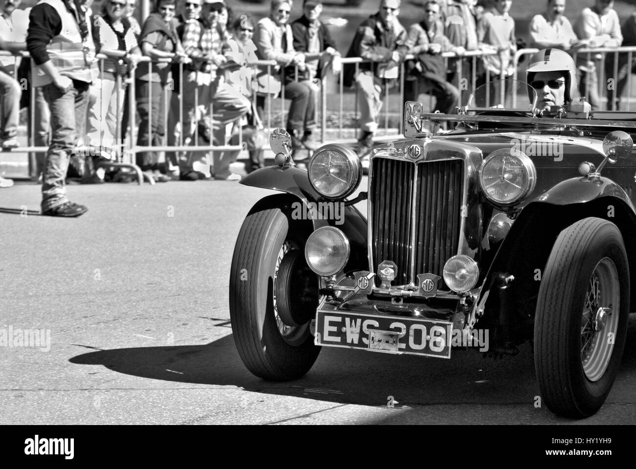 Questo bianco e nero stock foto mostra un vintage oldtimer MG racing durante l'Arosa Rally di Montagna in Svizzera. L'immagine è stata presa su un soleggiato mor Foto Stock
