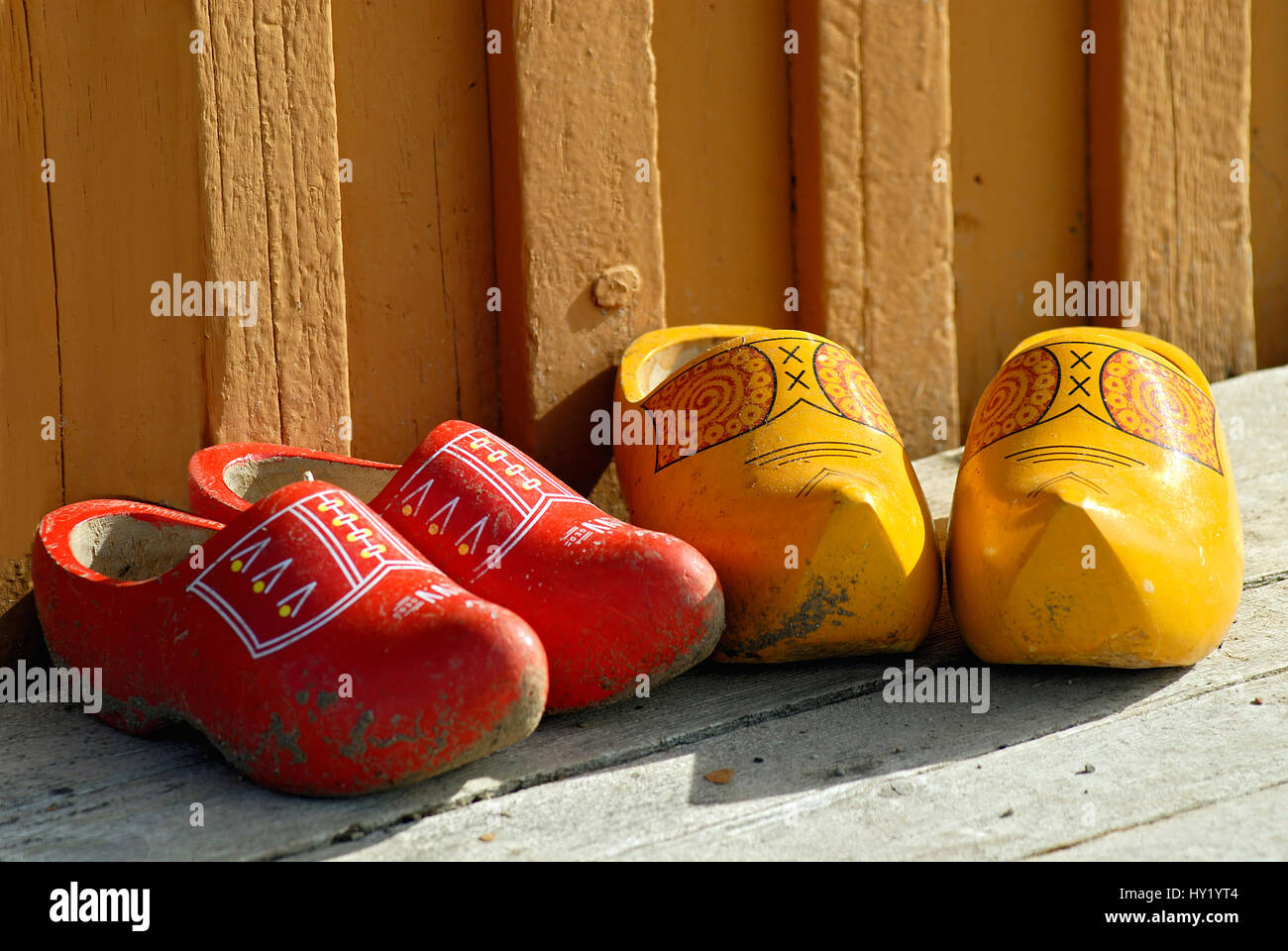 Dettaglio immagine di scarpe di legno di fronte a una casa. Foto Stock