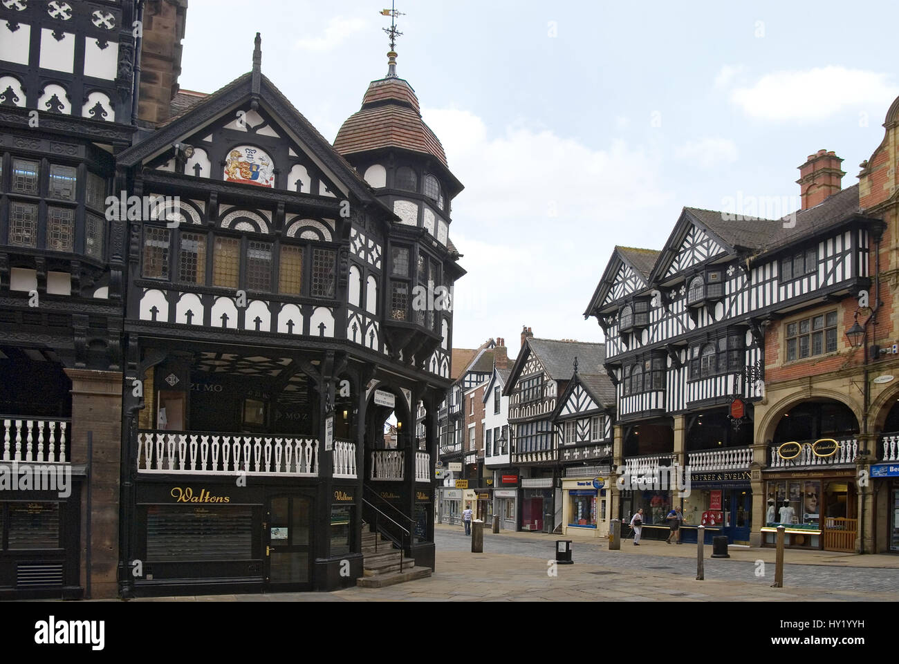 Il Chester righe nella città di Chester, Cheshire, consistono di camminamenti coperti al primo piano dietro la quale sono ingressi di negozi e altri prem Foto Stock