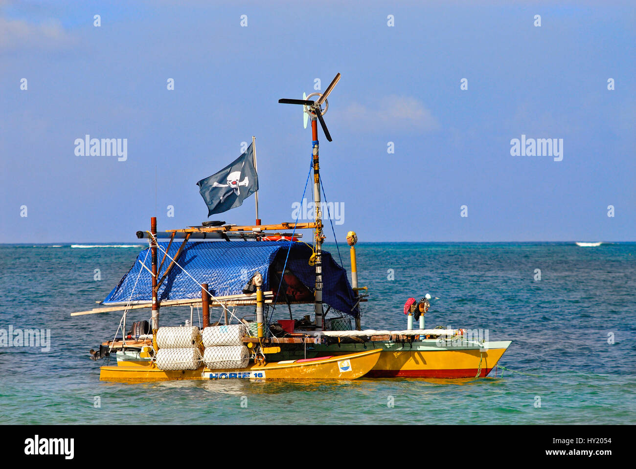 Questo stock mostra fotografica di catamarano di una famiglia hippie davanti ofa spiaggia di Saipan. L'immagine è stata presa su un sunnymorning. Foto Stock