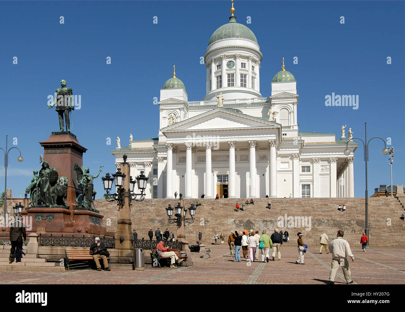 Immagine del Dom di Helsinki e la statua di Alessandro II di fronte al Dom di Helsinki, Finlandia. Foto Stock