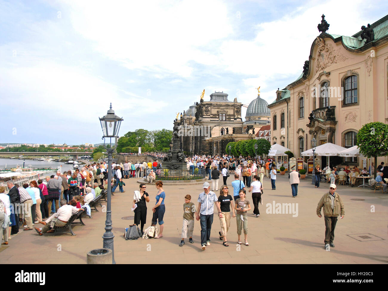 Immagine di turisti e locali durante l'annuale Festival Dixieland al SchloÃŸplatz di Dresda, Germania. Foto Stock