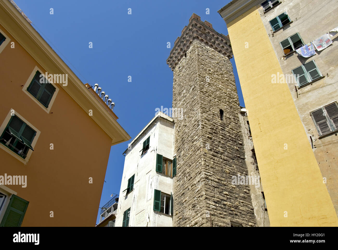 La Torre degli Embriaci nel centro storico di Genova, a nord-ovest dell'Italia. Der Torre degli Embriaci in der Altstadt von Genova, Nordwestitalien. Foto Stock