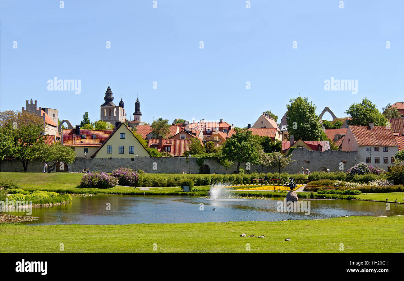 Lo stock foto mostra il Giardino Botanico nella città portuale di Visby sull'isola di Gotland in Svezia. Nel mezzo del giardino è un lago con un fo Foto Stock