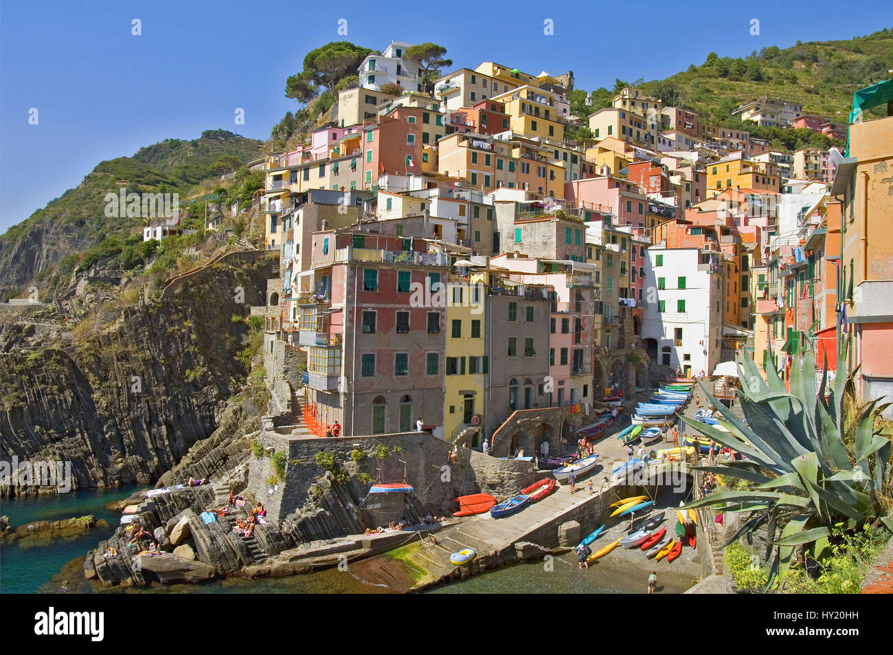 Blick Ueber das Dorf Riomaggiore, ein bekanntes Reiseziel im Parco Naturale Cinque Terre in den Ligurischen Kueste, Nordwestitalien. Foto Stock