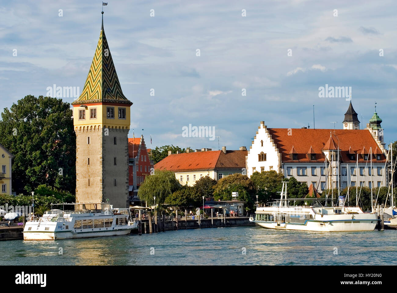 Questo stock foto mostra il famoso centro storico della città bavarese di Lindau, in Germania, con il porto in primo piano. Nella parte anteriore del Foto Stock