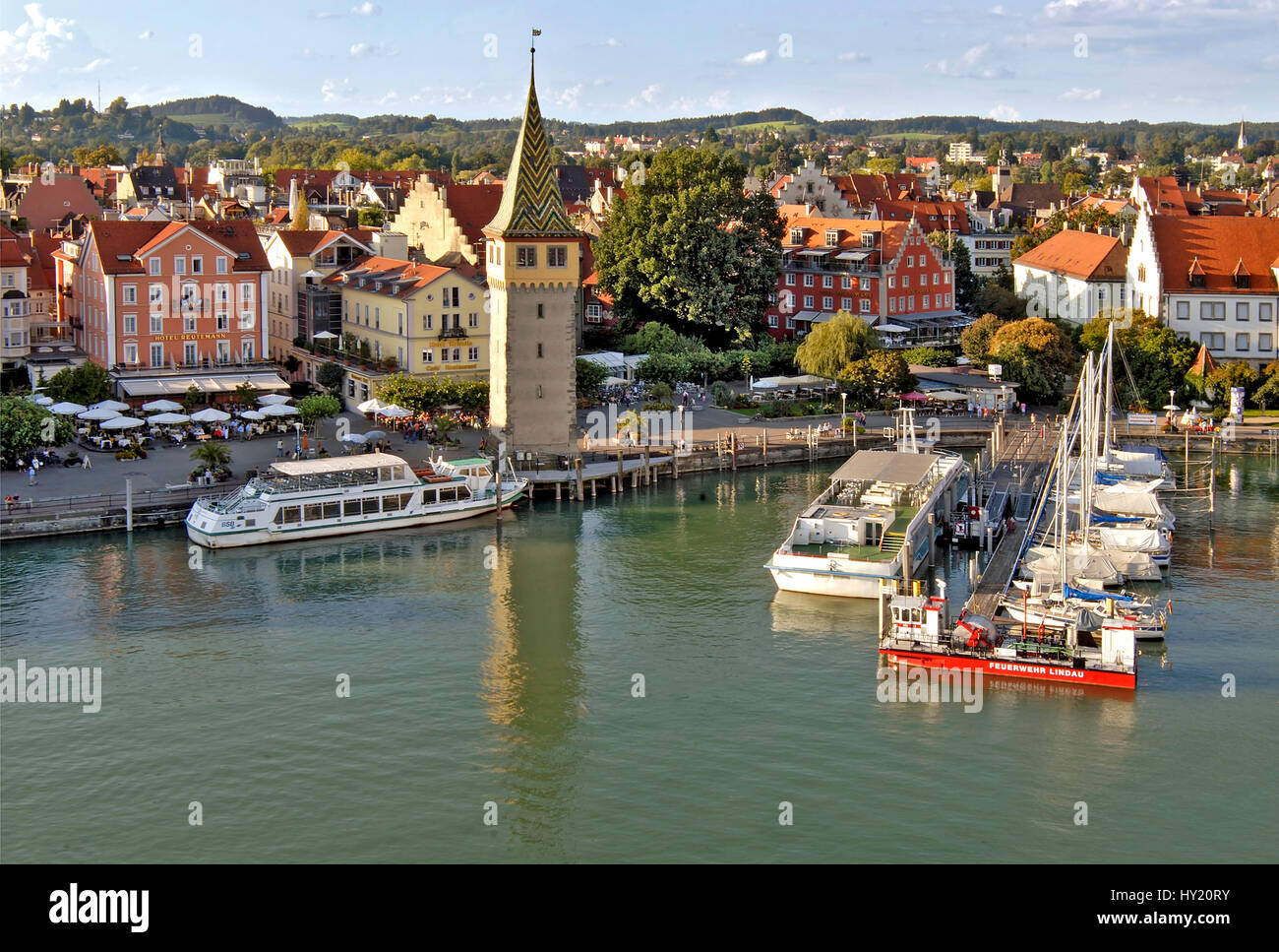 Questo stock foto mostra il famoso centro storico della città bavarese di Lindau, in Germania, con il porto in primo piano. Nella parte anteriore del Foto Stock