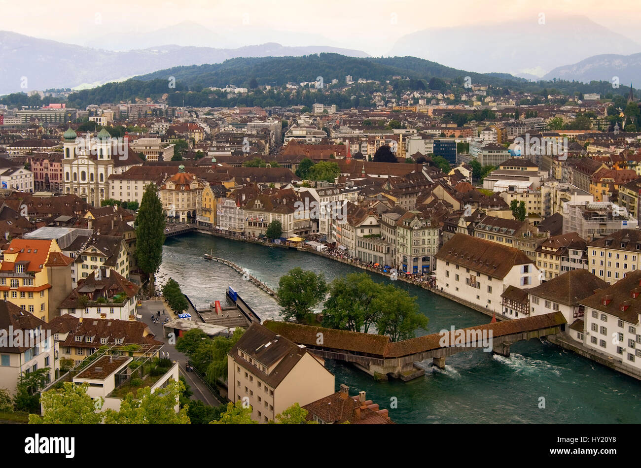 Suggestiva vista sulla storica città di Lucerna presso il Lago di Lucerna nella Svizzera centrale. Sullo sfondo è possibile vedere la gamma della montagna di t Foto Stock