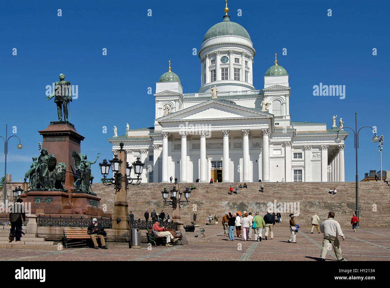 Immagine del Dom di Helsinki e la statua di Alessandro II di fronte al Dom di Helsinki, Finlandia. Foto Stock