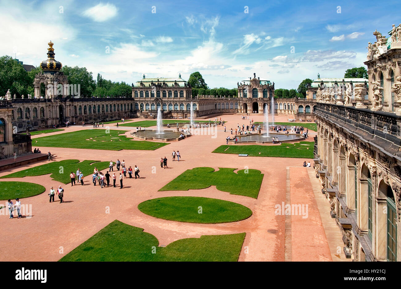 Questa immagine mostra la principale area dello storico Zwinger un settecentesco palazzo barocco di punto di riferimento nella città vecchia di Dresda, la capitale della Sassonia, in Ge Foto Stock