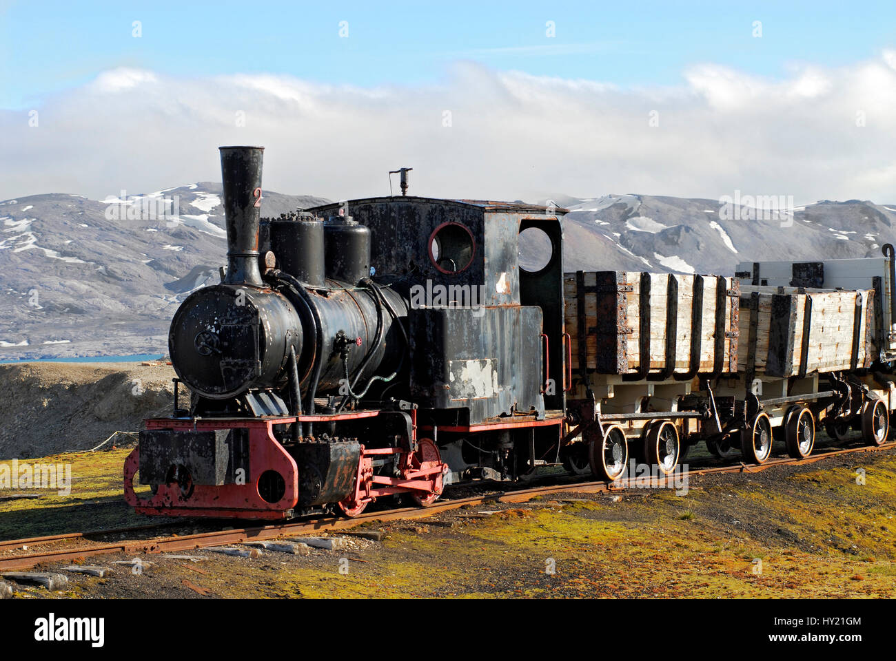 Lo stock foto mostra la miniera aboundoned treno sul display in remoto villaggio di Ny Alesund in Spitzbergen che appartiene alla Norvegia. Questa linea ferroviaria wa Foto Stock