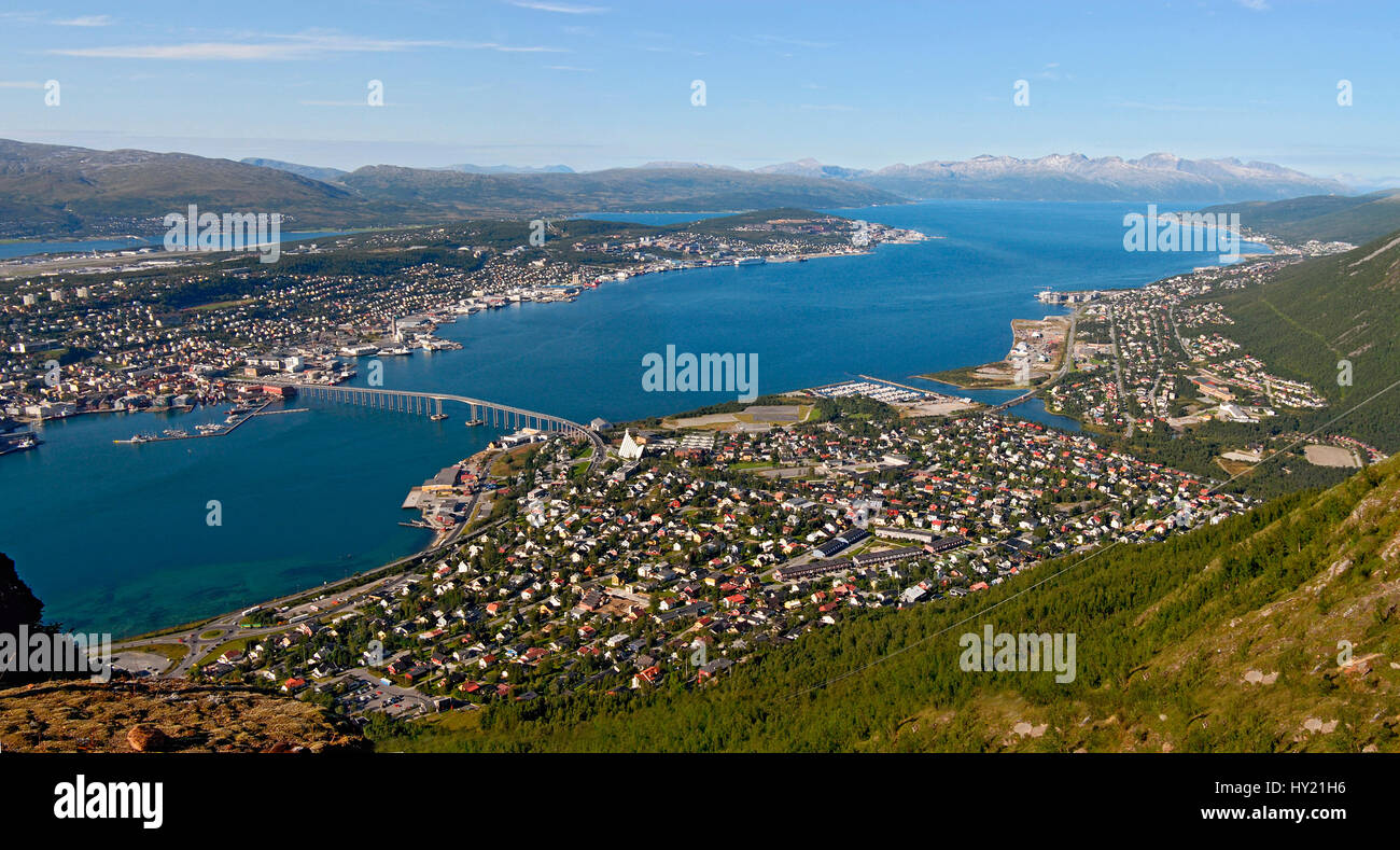 Questa panoramica stock foto mostra la città e le montagne circostanti paesaggi di Tromsoe nel nord della Norvegia. L'immagine è stata presa dal Mou Storsteinen Foto Stock