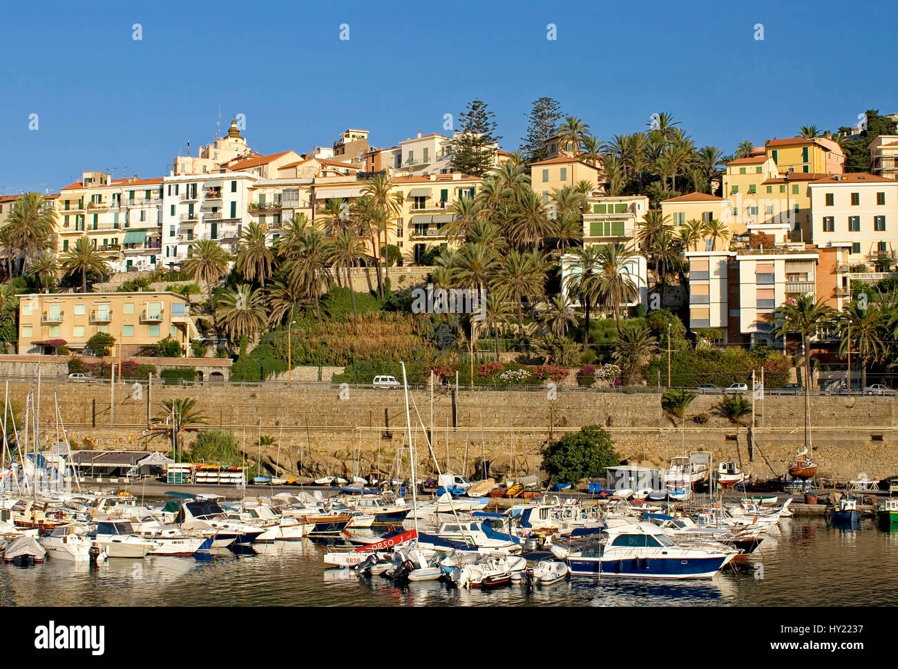 Il quartiere vecchio e dal porto di Bordighera in Liguria, a nord-ovest  dell'Italia. La ben nota località di mare ha una piccola e pittoresca città  vecchia al di sopra del capo S.