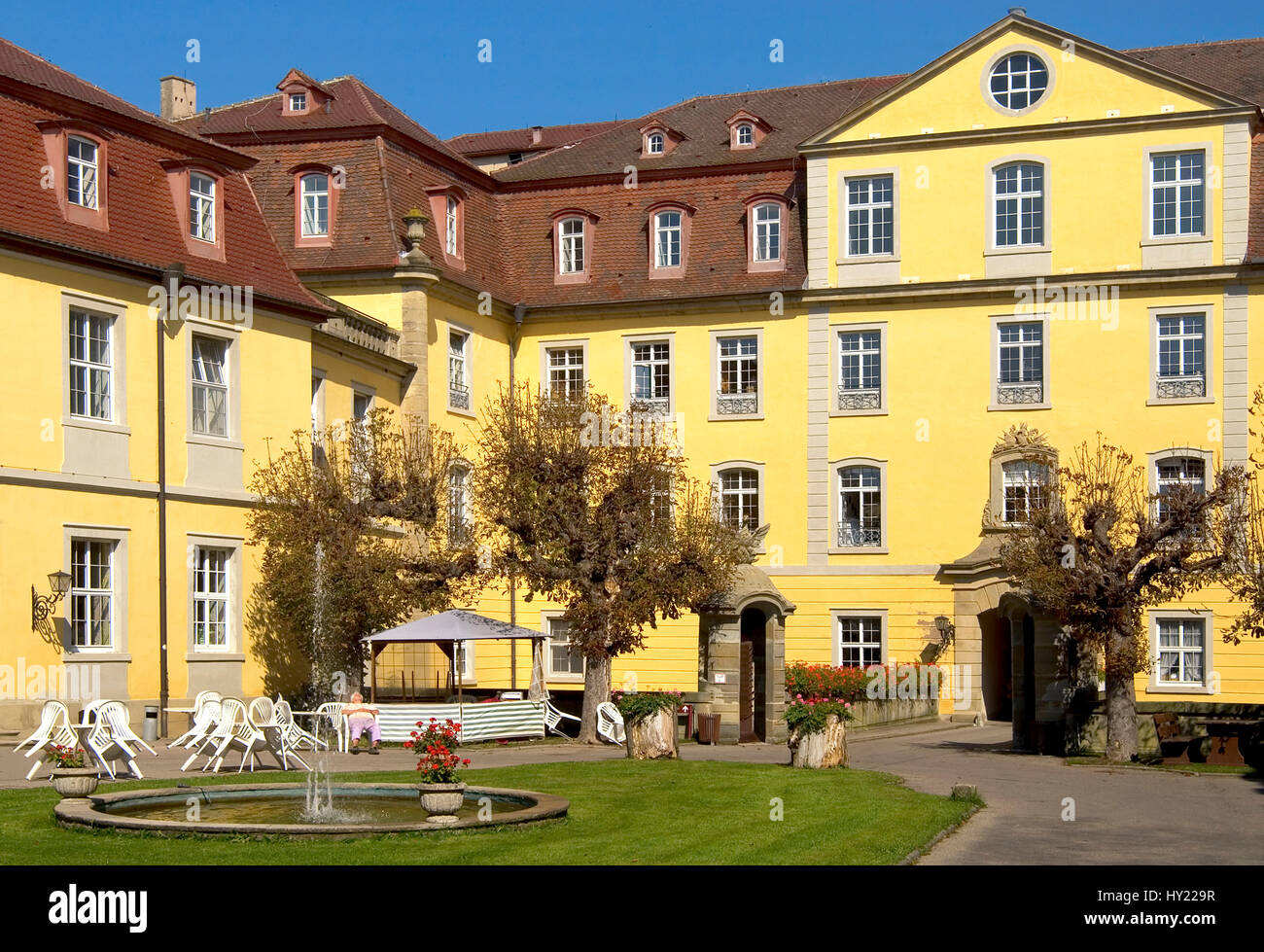 Vista attraverso l'entrata di Schloss Kirchberg in Baden Wuertemberg nella Germania meridionale. Blick in den Innnenhof des ehemaligen Residenzschlosses der Foto Stock