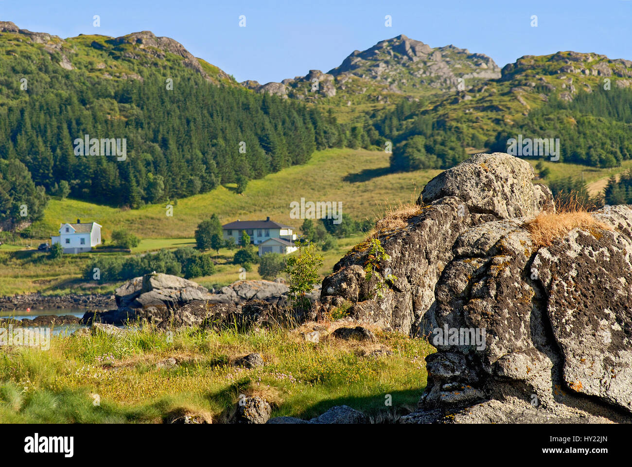 Questa immagine mostra un pittoresco paesaggio di montagna a Lofoten Isola di Vestvagoy che appartengono alla Norvegia. In primo piano si può vedere una roccia forma Foto Stock