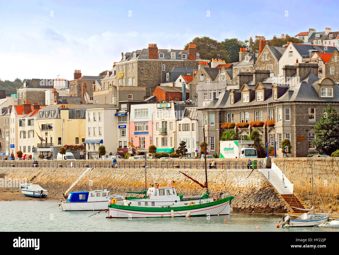 Romantica vista della Basilica di San Pietro, porta la capitale dell'isola di Guernsey, una delle Isole del Canale. Foto Stock