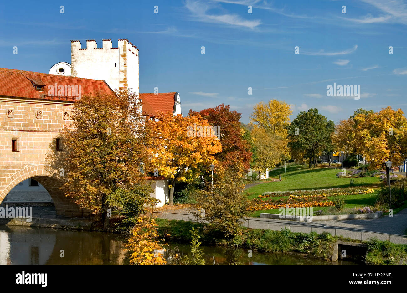 Immagine del Watergate storico accanto a un bel colore di autunno parco cittadino di Amberg, Baviera, Germania. Blick ueber den herbstlichen am Stadtpark Foto Stock