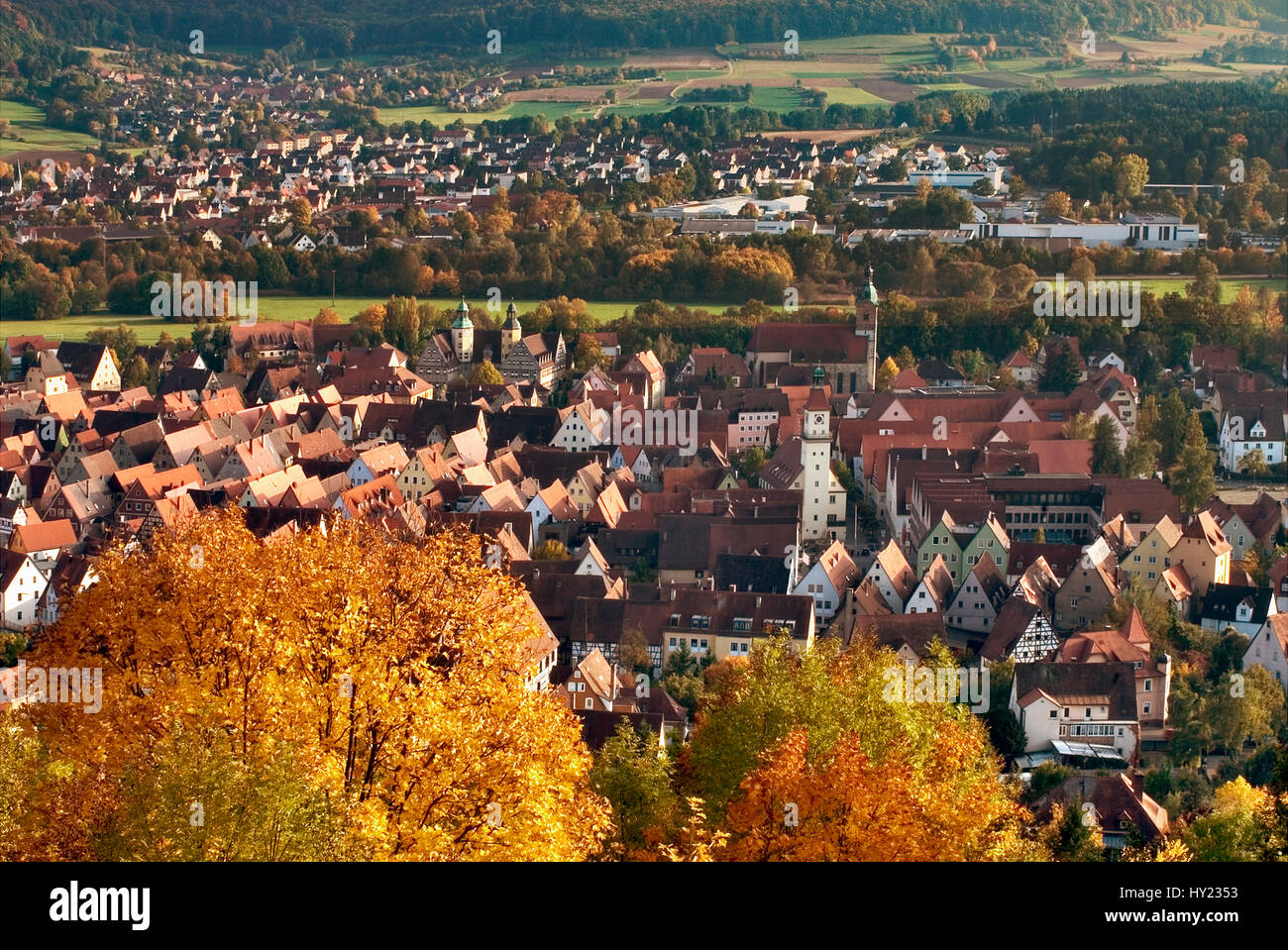 Colorato paesaggio autunnale con vista sull'Hersbruck e Hersbruck mountains nature park in Baviera, Germania. Farbenfrohe Herbstlandschaft im N Foto Stock