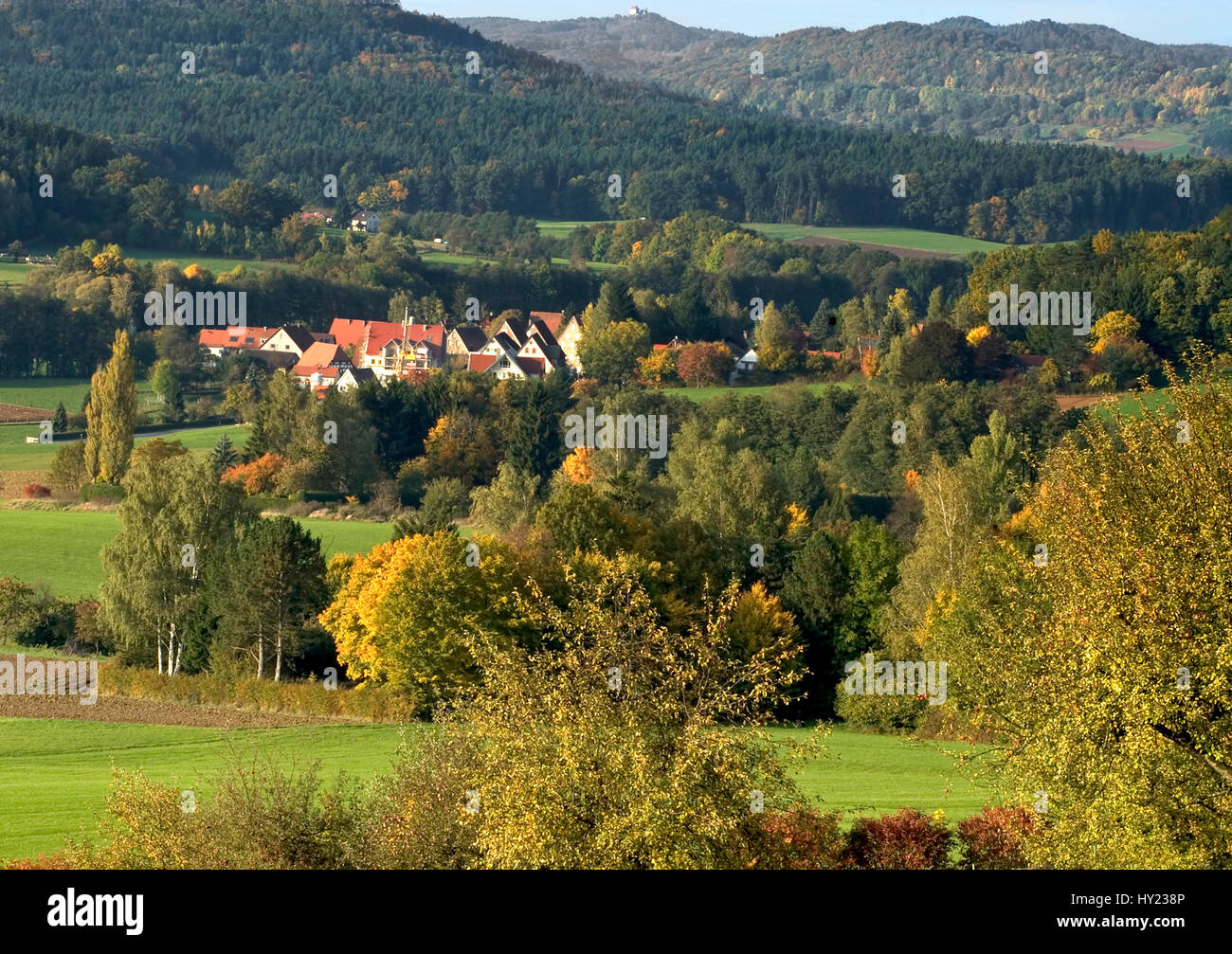 Farbenfrohe Herbstlandschaft im Naturpark Hersbrucker Schweiz mit Blick Ã¼ber Hersbruck in Bayern. Colorato paesaggio autunnale con vista sull'Hersb Foto Stock