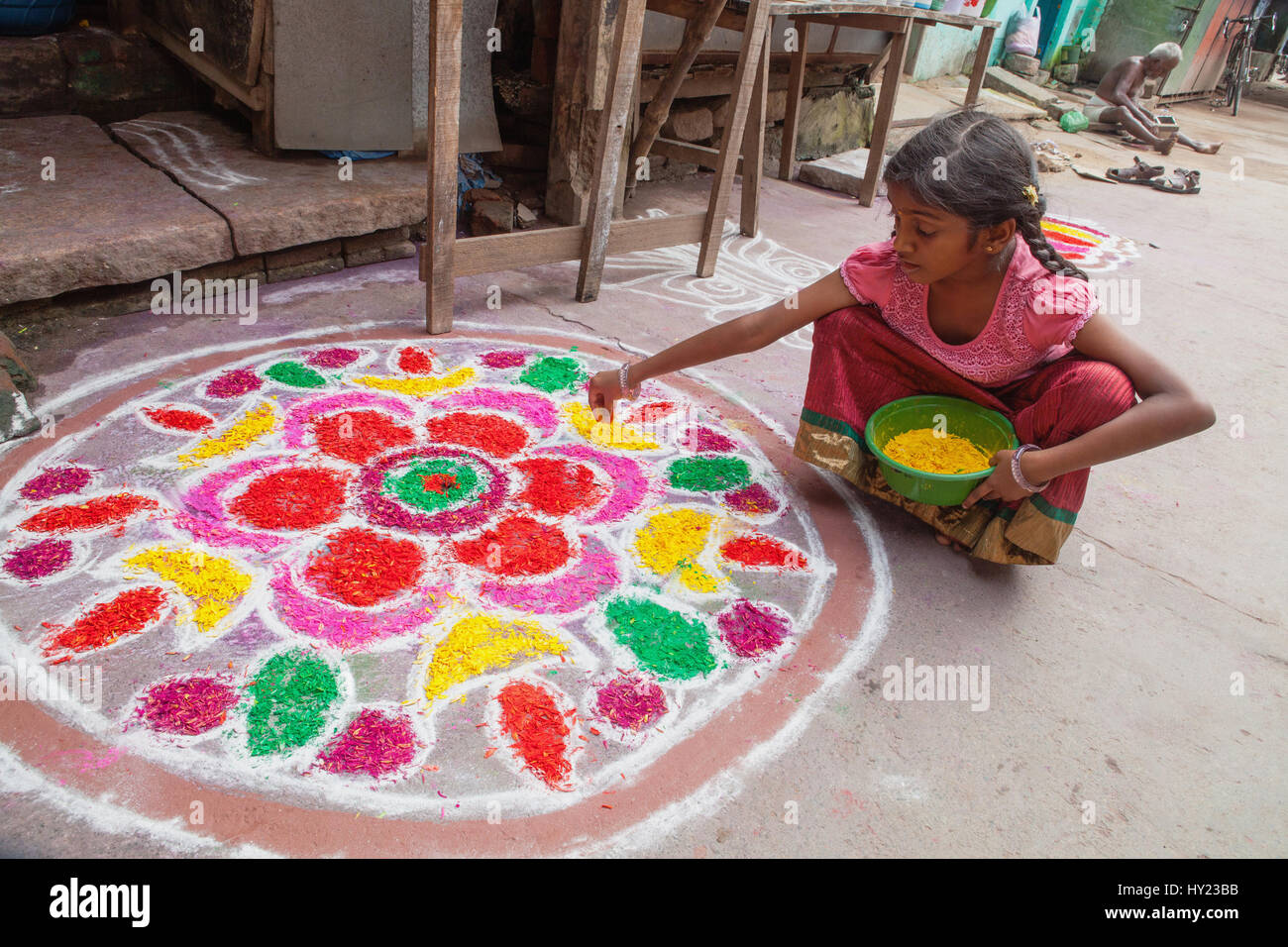 India, nello Stato del Tamil Nadu, Kumbakonam, una ragazza facendo una rangoli per celebrare il Pongal festival. Foto Stock