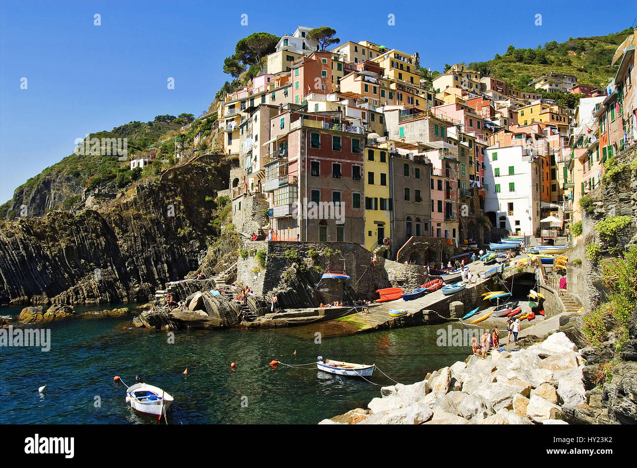 Blick Ueber das Dorf Riomaggiore, ein bekanntes Reiseziel im Parco Naturale Cinque Terre in den Ligurischen Kueste, Nordwestitalien. Foto Stock