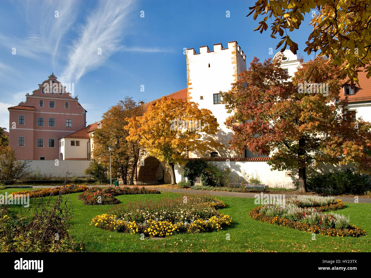 Immagine del Watergate storico accanto a un bel colore di autunno parco cittadino di Amberg, Baviera, Germania. Blick ueber den herbstlichen am Stadtpark Foto Stock