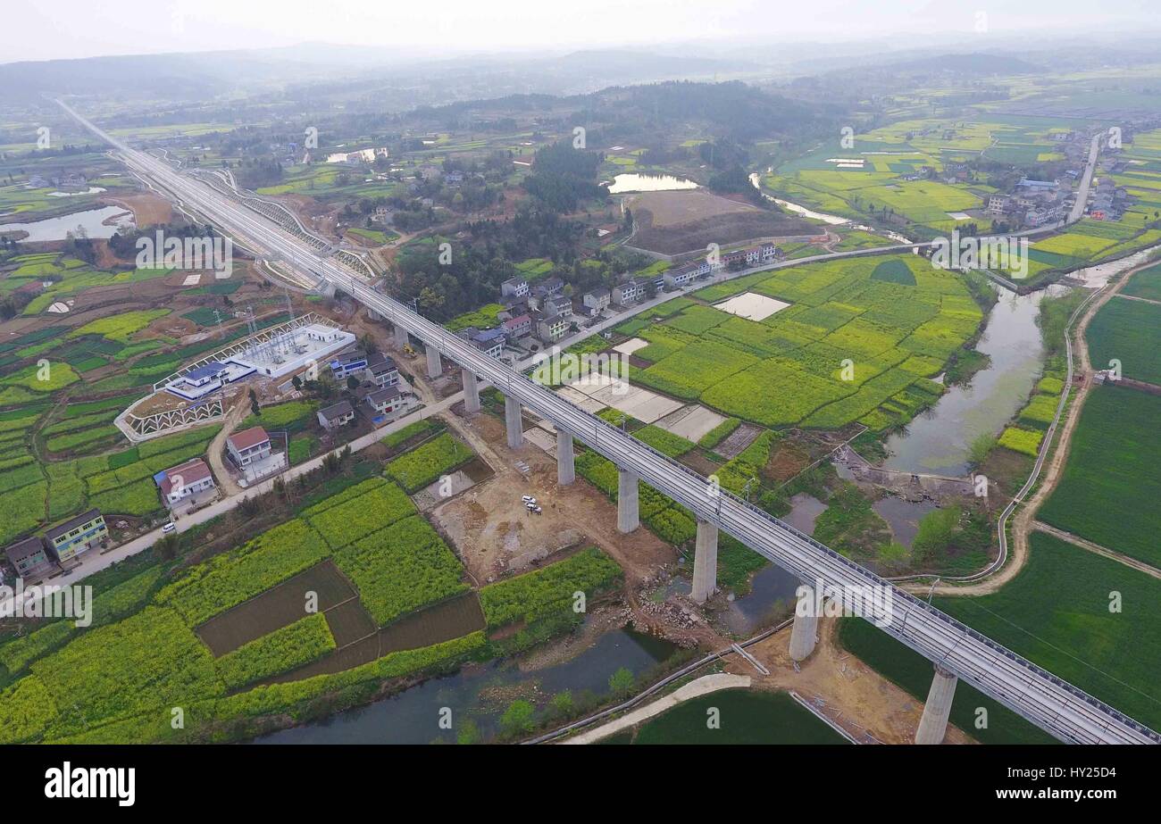 Chengdu. 30 Mar, 2017. Questa foto aerea adottate il 30 marzo 2017 mostra una di recente costruzione a ponte della linea ferroviaria per il trasporto passeggeri nel sud-ovest della Cina di provincia di Sichuan. I 250 km all'ora inter-city linea passeggeri collegherà Xi'an, capitale della Cina nord-occidentale della provincia di Shaanxi, con Sichuan capitale di Chengdu. Come la costruzione è quasi di essere completato, diventerà il paese della prima rete ferroviaria ad alta velocità che passa attraverso le montagne Qinling. Credito: Xue Yubin/Xinhua/Alamy Live News Foto Stock