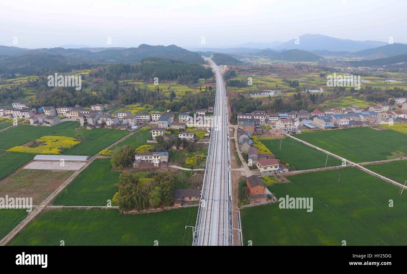 Chengdu. 30 Mar, 2017. Questa foto aerea adottate il 30 marzo 2017 mostra la nuova costruzione ponte Wangjiaba della linea ferroviaria per il trasporto passeggeri nel sud-ovest della Cina di provincia di Sichuan. I 250 km all'ora inter-city linea passeggeri collegherà Xi'an, capitale della Cina nord-occidentale della provincia di Shaanxi, con Sichuan capitale di Chengdu. Come la costruzione è quasi di essere completato, diventerà il paese della prima rete ferroviaria ad alta velocità che passa attraverso le montagne Qinling. Credito: Xue Yubin/Xinhua/Alamy Live News Foto Stock