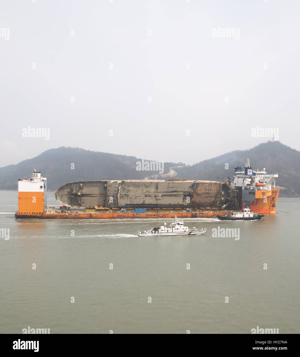 Mokpo, Corea del Sud. Il 31 marzo 2017. La Corea del Sud della Guardia costiera navi escort semi-sommergibile nave Dockwise Marlin bianco portante traghetto Sewol en route a Mokpo Nuova porta in Mokpo, circa 311 km (193 miglia) a sud di Seul, Corea del Sud. Il Traghetto Sewol navigato nel porto di venerdì, circa tre anni dopo affondò lungo la Corea del sud della costa sudoccidentale vicino Jindo il 16 aprile 2014 durante un viaggio da Incheon a Jeju. Il Traghetto trasportava 475 equipaggio e passeggeri, prevalentemente di alta scuola gli studenti in gita scolastica. b Credito: Aflo Co. Ltd./Alamy Live News Foto Stock